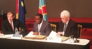 Bahati Lukwebo et Friedrick Kramme signant l’accord-cadre du FFE en présence de l’ambassadeur d’Allemagne en RDC