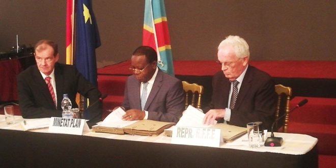 Bahati Lukwebo et Friedrick Kramme signant l’accord-cadre du FFE en présence de l’ambassadeur d’Allemagne en RDC