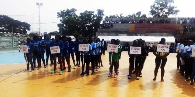 Les Handballeuses de différentes équipes au terrain annexe du stade Tata Raphaël lors de la cérémonie d'ouverture