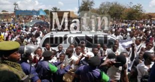 Des élèves en colère rencontrent des députés à la mairie de Beni