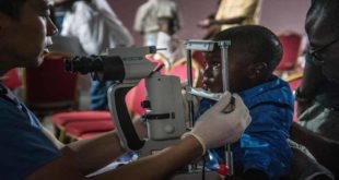Clinique ophtalmologique pour vérifier la santé oculaire des survivants d’Ebola