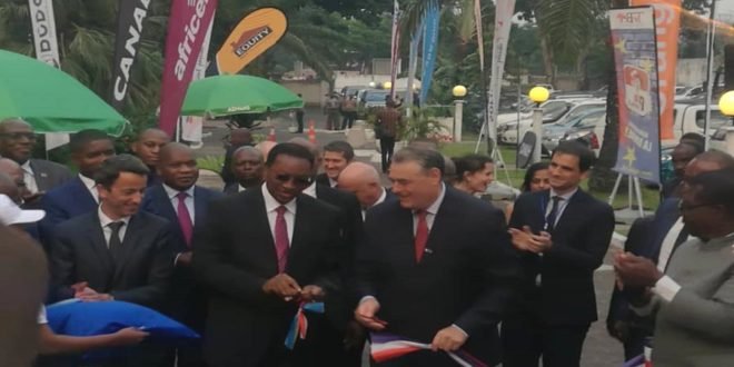 Bruno Tshibala coupant le ruban d'inauguration de la semaine française