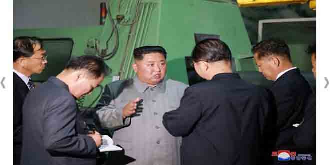 KIM JONG UN - Au Complexe de Tracteurs de Kangkye