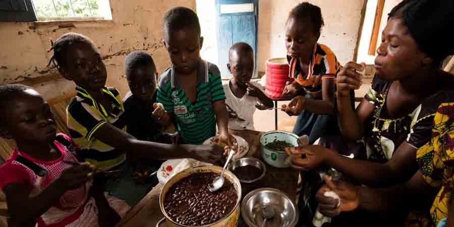 Les enfants partagent un repas après une distribution du PAM à Dibaya