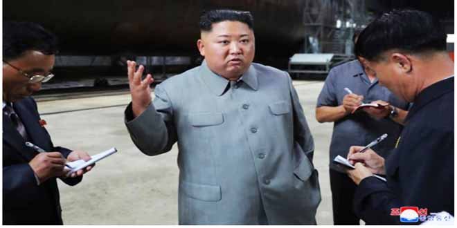 KIM JONG UN examine un sous-marin nouvellement construit