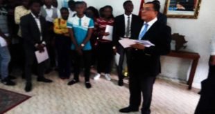 L'ambassadeur du Royaume du Maroc Rachid Agassim entrain de remettre les bourses aux étudiants congolais