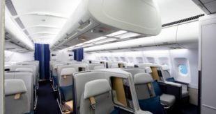 Kinshasa – Paris – Kinshasa Air France : encore plus de fréquences, plus de confort et de distractions à bord à partir du 6 janvier 2020 ! La compagnie aérienne française, Air France, va, à partir du lundi 6 janvier 2020, mettre en œuvre un certain nombre de nouvelles dispositions, afin de rendre l’expérience de voyage toujours plus agréable pour ses passagers en partance de Kinshasa pour Paris (et vice-versa), à travers l’augmentation de fréquences de vols, l’optimisation des horaires ainsi que le renforcement de confort, de bien-être et de distractions à bord ! Désormais, à dater du 6 janvier 2020, les passagers en partance de Kinshasa pour Paris auront l’opportunité de voyager n’importe quel jour! « Cette augmentation de fréquences de vols correspond à la demande et aux attentes de notre clientèle en République Démocratique du Congo », a fait savoir Henri Houscade, le Directeur général Afrique d’Air France. Ainsi, l’on passe de trois à sept fréquences par semaine, sans que le prix du billet (vendu en ligne ou dans les agences de voyage) ne soit revu à la hausse… Du coup, Air France va connecter la RD Congo et la France quotidiennement à plus de 1500 destinations via le hub Paris Charles de Gaulle. « Un atout majeur qui, aux dires de Frédéric Dessous, le Directeur général Afrique centrale de cette compagnie, offre de nouvelles possibilités aux Congolais, et favorise le développement des affaires ! » Désormais sept vols par semaine ! Ce vol régulier d’Air France qui démarre à partir du 6 janvier prochain, se présente comme suit : lundi, mercredi, vendredi, dimanche, vol direct Kinshasa – Paris Charles de Gaulle ; départ aéroport de N’Djili à 20h, et arrivée 6h du matin de Paris Charles de Gaulle départ à 10h, arrivée à Kinshasa à 20h20’ le même jour ! Mardi, jeudi et samedi départ aéroport de N’Djili à 20h, arrivée à Paris Charles de Gaulle à 6h10’ le lendemain. Départ Paris Charles de Gaulle à 10h25’, arrivée aéroport international de N’Djili à 18h20’. Ces vols sont effectués via Brazzaville. Au total, sept vols par semaine d’Air France! Pour Olivier Jallet, le Directeur de ce transporteur en RDC, « développer la desserte sur la capitale congolaise constitue un signe de confiance entre la France et la RDC … Voire une amitié qui traduit, bien plus qu’un attachement commercial, plutôt une véritable relation nouée entre la compagnie aérienne et la population congolaise ! » En effet, Air France effectue ses liaisons en RD Congo depuis soixante-treize ans ! Une fois à bord, une nouvelle expérience ! Les cabines en Airbus 330 présentent une image encore plus attrayante de par son confort amélioré à travers son design, alliance unique de beauté et de dynamisme. Autant dire que la compagnie offre une nouvelle expérience de voyager en First Class avec 21 sièges, en Business Class avec 36 sièges, et en Economy Class avec 167 sièges ! Les clients congolais vont découvrir chez Air France, à en croire Olivier Jallet, un plus grand confort de voyager dans ses nouvelles cabines proposant des services numériques avec des écrans tactiles agrandis ! La tablette pivotante et repliable a été agrandie avec un écran tactile Haute Définition en 16/9 de 116 pouces, de dernières générations. Air France Connect accompagne les passagers à travers Wi-Fi tout au long du voyage. A bord des avions Airbus A330, les clients peuvent bénéficier de 3 pass : un Pass gratuit pour envoyer et recevoir les messages durant le vol ; un Pass surf de 3 euros à 18 euros pour naviguer sur Internet, consulter et envoyer les mails ; un Pass stream à 30 euros avec 10 mille miles pour bénéficier d’un plus haut débit Internet du streaming et du téléchargement incluant les Pass message et surf ! Ladite transformation du confort se traduit également par l’adaptation de nouveaux sièges Business Class aux dimensions d’Airbus A330, et garantit un voyage sans égal dans son ensemble. Des sièges qui se transforment en véritables lits totalement plats de 2 mètres de longueur, 57,1 cm de largeur pour traverser paisiblement les fuseaux horaires. En premium Economy Class, la détente et le plaisir sont au rendez-vous, le confort totalement repensé, avec une inclinaison du siège à 180°, avec réglage du repose-jambes et appui-pieds. Les mousses du siège sont encore plus moelleuses, et des accoudoirs en cuir plus généreux. Le confort s’étend jusqu’en Economy Class, avec des sièges à la mousse ergonome et une inclinaison à 118° ! En outre, Air France a mis à la disposition de ses clients une très belle sélection musicale pour une relaxation et un plaisir sans pareil, près de 1400 heures de programmes enrichis avec encore plus de films internationaux, séries télévisées, dessins animés, jeux, etc. Air France Magazine est aussi disponible pour ses lecteurs ! La question du confort du passager est finalement une priorité chez Air France dont la nouvelle agence Air France Kinshasa est opérationnelle depuis le 18 février dernier. « Le climat des affaires s’améliore de plus en plus en RDC et la collaboration se passe bien avec les autorités congolaises. Donc au Congo, Air France est là pour longtemps et encore très longtemps », a conclu le staff d’Air France.