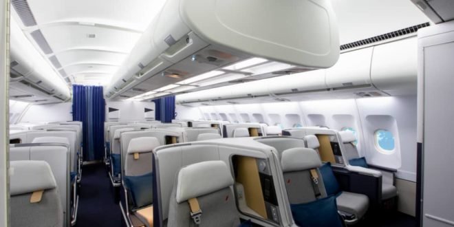 Kinshasa – Paris – Kinshasa Air France : encore plus de fréquences, plus de confort et de distractions à bord à partir du 6 janvier 2020 ! La compagnie aérienne française, Air France, va, à partir du lundi 6 janvier 2020, mettre en œuvre un certain nombre de nouvelles dispositions, afin de rendre l’expérience de voyage toujours plus agréable pour ses passagers en partance de Kinshasa pour Paris (et vice-versa), à travers l’augmentation de fréquences de vols, l’optimisation des horaires ainsi que le renforcement de confort, de bien-être et de distractions à bord ! Désormais, à dater du 6 janvier 2020, les passagers en partance de Kinshasa pour Paris auront l’opportunité de voyager n’importe quel jour! « Cette augmentation de fréquences de vols correspond à la demande et aux attentes de notre clientèle en République Démocratique du Congo », a fait savoir Henri Houscade, le Directeur général Afrique d’Air France. Ainsi, l’on passe de trois à sept fréquences par semaine, sans que le prix du billet (vendu en ligne ou dans les agences de voyage) ne soit revu à la hausse… Du coup, Air France va connecter la RD Congo et la France quotidiennement à plus de 1500 destinations via le hub Paris Charles de Gaulle. « Un atout majeur qui, aux dires de Frédéric Dessous, le Directeur général Afrique centrale de cette compagnie, offre de nouvelles possibilités aux Congolais, et favorise le développement des affaires ! » Désormais sept vols par semaine ! Ce vol régulier d’Air France qui démarre à partir du 6 janvier prochain, se présente comme suit : lundi, mercredi, vendredi, dimanche, vol direct Kinshasa – Paris Charles de Gaulle ; départ aéroport de N’Djili à 20h, et arrivée 6h du matin de Paris Charles de Gaulle départ à 10h, arrivée à Kinshasa à 20h20’ le même jour ! Mardi, jeudi et samedi départ aéroport de N’Djili à 20h, arrivée à Paris Charles de Gaulle à 6h10’ le lendemain. Départ Paris Charles de Gaulle à 10h25’, arrivée aéroport international de N’Djili à 18h20’. Ces vols sont effectués via Brazzaville. Au total, sept vols par semaine d’Air France! Pour Olivier Jallet, le Directeur de ce transporteur en RDC, « développer la desserte sur la capitale congolaise constitue un signe de confiance entre la France et la RDC … Voire une amitié qui traduit, bien plus qu’un attachement commercial, plutôt une véritable relation nouée entre la compagnie aérienne et la population congolaise ! » En effet, Air France effectue ses liaisons en RD Congo depuis soixante-treize ans ! Une fois à bord, une nouvelle expérience ! Les cabines en Airbus 330 présentent une image encore plus attrayante de par son confort amélioré à travers son design, alliance unique de beauté et de dynamisme. Autant dire que la compagnie offre une nouvelle expérience de voyager en First Class avec 21 sièges, en Business Class avec 36 sièges, et en Economy Class avec 167 sièges ! Les clients congolais vont découvrir chez Air France, à en croire Olivier Jallet, un plus grand confort de voyager dans ses nouvelles cabines proposant des services numériques avec des écrans tactiles agrandis ! La tablette pivotante et repliable a été agrandie avec un écran tactile Haute Définition en 16/9 de 116 pouces, de dernières générations. Air France Connect accompagne les passagers à travers Wi-Fi tout au long du voyage. A bord des avions Airbus A330, les clients peuvent bénéficier de 3 pass : un Pass gratuit pour envoyer et recevoir les messages durant le vol ; un Pass surf de 3 euros à 18 euros pour naviguer sur Internet, consulter et envoyer les mails ; un Pass stream à 30 euros avec 10 mille miles pour bénéficier d’un plus haut débit Internet du streaming et du téléchargement incluant les Pass message et surf ! Ladite transformation du confort se traduit également par l’adaptation de nouveaux sièges Business Class aux dimensions d’Airbus A330, et garantit un voyage sans égal dans son ensemble. Des sièges qui se transforment en véritables lits totalement plats de 2 mètres de longueur, 57,1 cm de largeur pour traverser paisiblement les fuseaux horaires. En premium Economy Class, la détente et le plaisir sont au rendez-vous, le confort totalement repensé, avec une inclinaison du siège à 180°, avec réglage du repose-jambes et appui-pieds. Les mousses du siège sont encore plus moelleuses, et des accoudoirs en cuir plus généreux. Le confort s’étend jusqu’en Economy Class, avec des sièges à la mousse ergonome et une inclinaison à 118° ! En outre, Air France a mis à la disposition de ses clients une très belle sélection musicale pour une relaxation et un plaisir sans pareil, près de 1400 heures de programmes enrichis avec encore plus de films internationaux, séries télévisées, dessins animés, jeux, etc. Air France Magazine est aussi disponible pour ses lecteurs ! La question du confort du passager est finalement une priorité chez Air France dont la nouvelle agence Air France Kinshasa est opérationnelle depuis le 18 février dernier. « Le climat des affaires s’améliore de plus en plus en RDC et la collaboration se passe bien avec les autorités congolaises. Donc au Congo, Air France est là pour longtemps et encore très longtemps », a conclu le staff d’Air France.