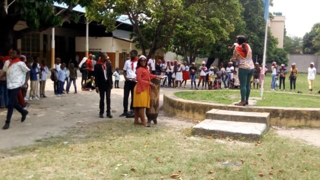 La cour de l'école secondaire Saint Georges à Kintambo a accueilli la journée d'amitié entre les clans Saint François de Sales et Saint Gyavira