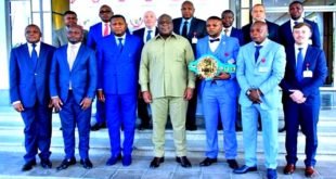 Photo de famille du Champion du monde WBC Gold Junior Ilunga Makabu à la Cité de l'UA