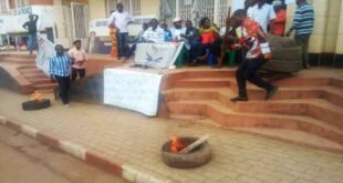 Sud-Kivu/UDPS : Quand la base conteste le nouveau fédéral en brûlant les pneus devant leur parti