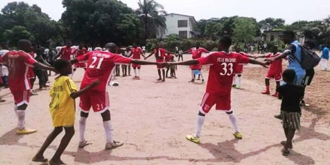 Les joueurs du FC Le Roi se tiennent la main dans la main pour savourer leur victoire de 1-0 devant le FC Les Croyants en ce début du mois de mars / Eufkin-Lukunga Division II