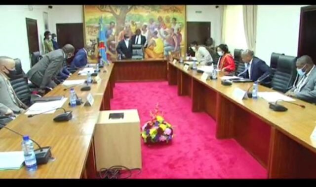 Le Premier Ministre Sylvestre Ilunga ILUNKAMBA a présidé ce mardi 08 décembre à la traditionnelle réunion du Comité de Conjoncture Économique (CCE) élargie aux Délégués de la Fédération des Entreprises du Congo (FEC) et ceux de l'ANEP.