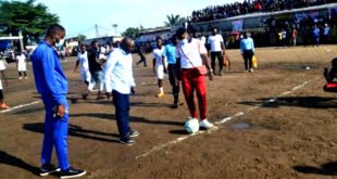 Oscar Tati Maritu donnant le coup d'envoi de la finale de la 2è édition du tournoi -Jeunes majeurs- au quartier Kingabwa dans la commune de Limete