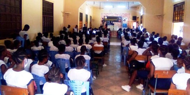 Les lycéennes de Bolingani sensibilisées par l'Asbl DFSEC hier 8 mars à l'occasion de la Journée internationale des droits des femmes