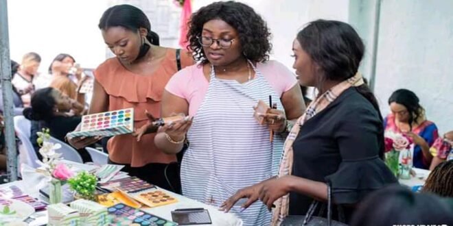 Davina Nzitisi éclairant la lanterne de différentes participantes sur le make up