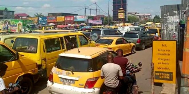 RDC : Les conducteurs des taxis bus de Kinshasa décrètent trois jours sans taxi pour dénoncer les tracasseries routières