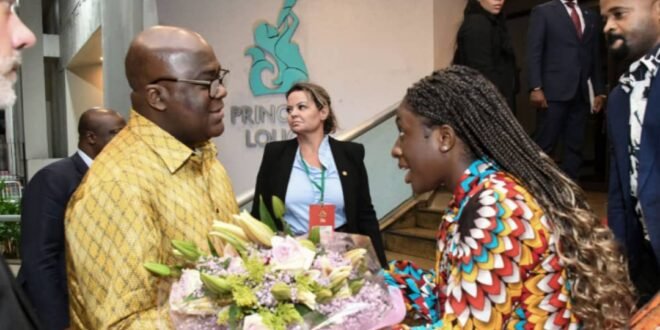 A Belém, le chefde l’Etat congolais, avec ses collègues de huit pays traversés par la forêt géante doivent discuter de la préservation de cette forêt. Le Président de la République démocratique du Congo(RDC), Félix Tshisekedi, est arrivé mardi, à Belém Do para, au Brésil, pour prendre part au sommet sur le bassin amazonien, selon la présidence de la République. Cette dernière explique : «Le Chef d’Etat du pays-leader du Bassin du Congo, Félix Tshisekedi y est invité par son homologue brésilien Luiz Inácio Lula da Silva, aux côtés de deux autres pays-leaders des plus grands bassins forestiers de la planète, à savoir le Brésil, avec l’Amazonie et l’Indonésie avec Bornéo-Mekong ». Au Sommet de Belém, qui s’ouvre ce mardi au Brésil, les chefs d’Etat de huit pays traversés par la forêt géante doivent discuter de sa préservation. La même source ajoute : « Considérée comme la porte d’entrée de la forêt de l’Amazonie, le plus grand bassin forestier du monde, Belém accueille du 8 au 9 août courant le sommet des chefs d’Etat des 8 pays signataires du « Pacte de l’Amazonie » à savoir le Brésil, la Bolivie, la Colombie, l’Equateur, la Guyane, le Pérou, le Suriname et le Vénézuéla ». En novembre 2022, dit-elle, le Brésil, la RDC et l’Indonésie avaient signé, en marge de la COP-27, la « Convention -cadre des Nations-Unies sur le climat », une alliance trilatérale pour la coopération sur les forêts tropicales et l’action climatique. Au moment où la crise climatique est un problème mondial, les 3 pays-solutions qualifiés désormais de « G3 climatiques » ont décidé de coaliser leurs efforts en vue de parler d’une même voix et de développer un agenda commun pour la sauvegarde et la préservation de leurs ressources forestières. Ils recherchent aussi une juste compensation pour les services éco systémiques que rendent ces réservoirs de méga biodiversité en faveur de leurs populations. Dans tout le bassin amazonien, la plus grande forêt tropicale de la planète est menacée.