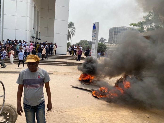 Manifestation au Ministère de la Fonction Publique, Kinshasa